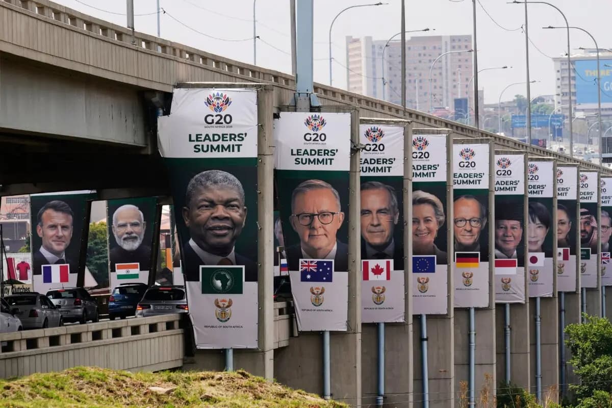 <em>Banderas de varios líderes del G20 se exhiben a lo largo de una autopista en Johannesburgo el 20 de noviembre de 2025. (Foto AP/Themba Hadebe)</em>