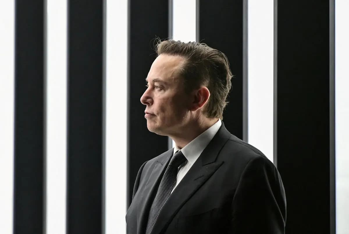 <em>Elon Musk asistió a la ceremonia de inauguración de la nueva gigafábrica de Tesla para coches eléctricos en Gruenheide, Alemania, el 22 de marzo de 2022. (Patrick Pleul/Pool vía Reuters)</em>