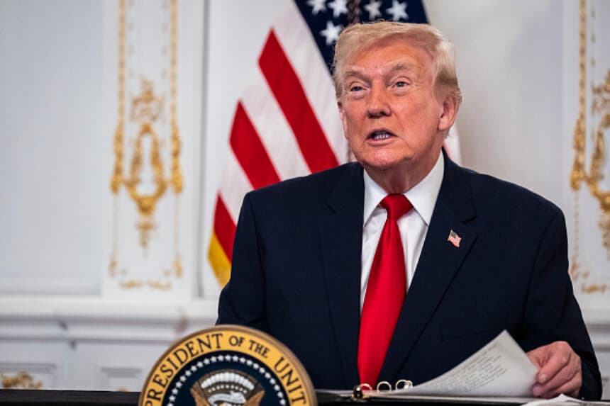 El presidente Donald Trump participa en una llamada con miembros del ejército estadounidense desde su club Mar-a-Lago en Florida el Día de Acción de Gracias, el 27 de noviembre de 2025, en Palm Beach, Florida. (Pete Marovich/Getty Images).