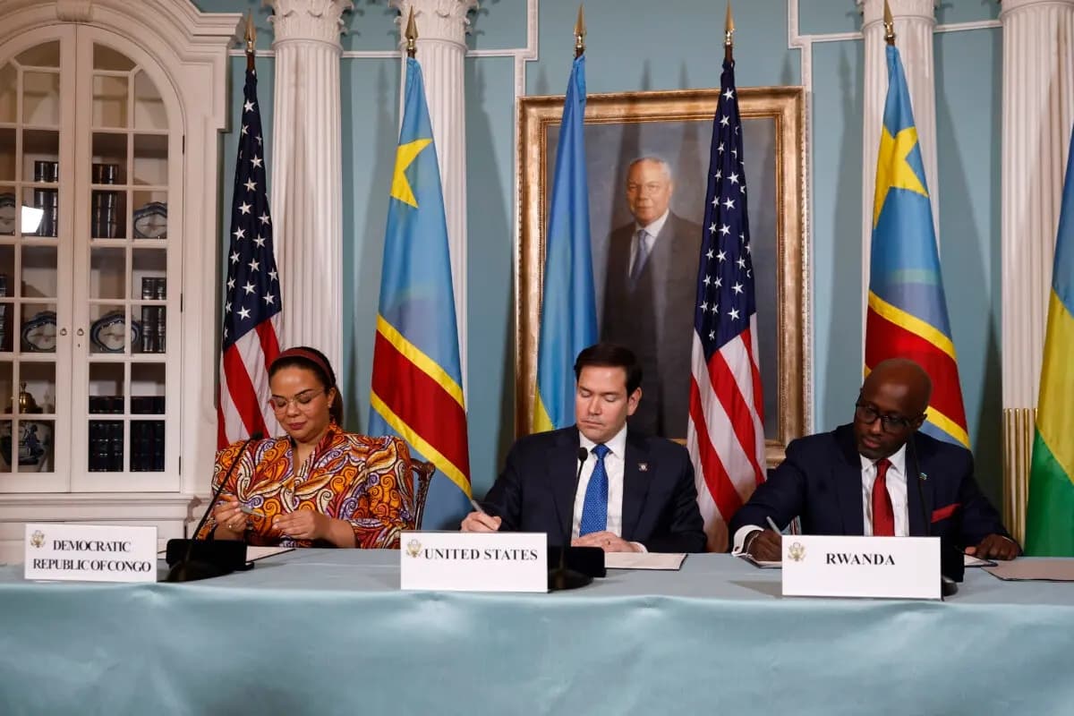 El secretario de Estado de Estados Unidos, Marco Rubio (centro), la ministra de Relaciones Exteriores congoleña, Thérèse Kayikwamba Wagner (izquierda), y el ministro de Relaciones Exteriores ruandés, Olivier Nduhungirehe, participan en la ceremonia de firma de la Declaración de Principios en el Departamento de Estado en Washington el 25 de abril de 2025. (Kevin Dietsch/Getty Images)