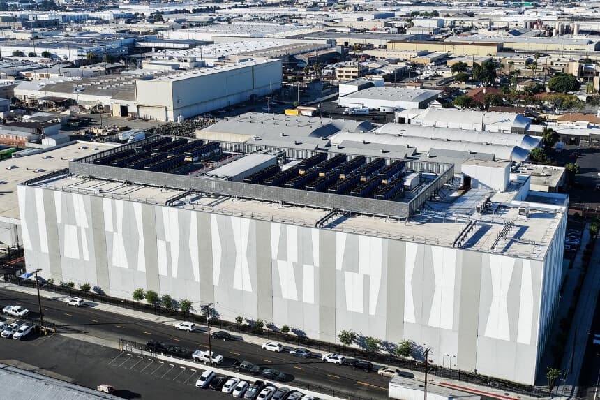 Vista aérea de un centro de datos de 33 megavatios con sistema de refrigeración de circuito cerrado el 20 de octubre de 2025 en Vernon, California. (Mario Tama/Getty Images)