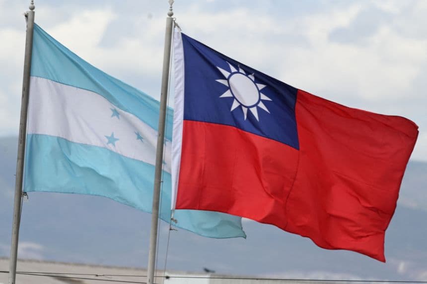 Las banderas nacionales de Honduras y Taiwán ondean en una plaza de Tegucigalpa el 23 de marzo de 2023. (ORLANDO SIERRA/AFP a través de Getty Images)