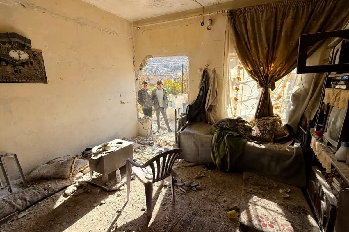 Dos jóvenes inspeccionan el lugar donde se realizó una operación militar israelí en la aldea siria de Beit Jinn, al sur del país, el 28 de noviembre de 2025. (AFP vía Getty Images)