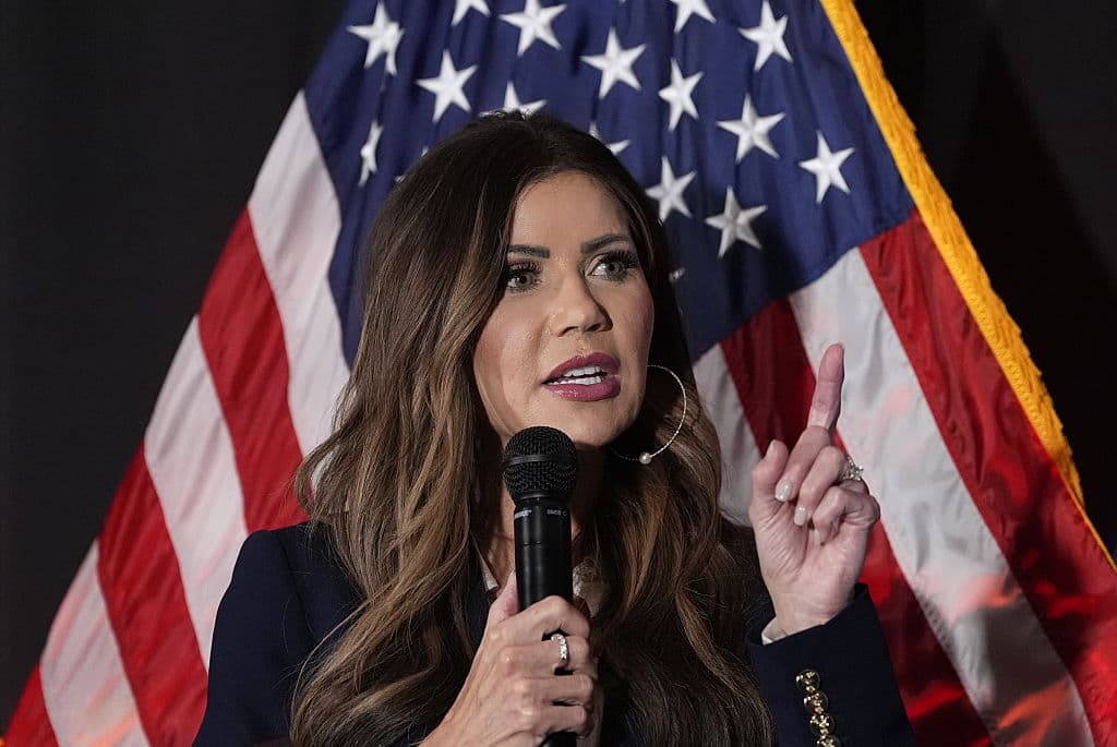 La secretaria de Seguridad Nacional de EE. UU., Kristi Noem, visita el Centro Federal de Capacitación para las Fuerzas del Orden en North Charleston, Carolina del Sur, el 7 de noviembre de 2025, en North Charleston, Carolina del Sur. (Alex Brandon-Pool/Getty Images)
