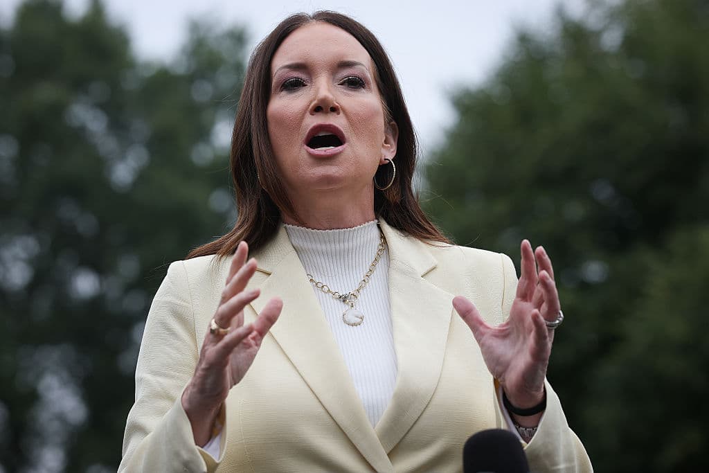 La secretaria de Agricultura de EE. UU., Brooke Rollins, responde a las preguntas de la prensa frente al Ala Oeste de la Casa Blanca el 5 de agosto de 2025 en Washington, D.C.  (Foto de Win McNamee/Getty Images)