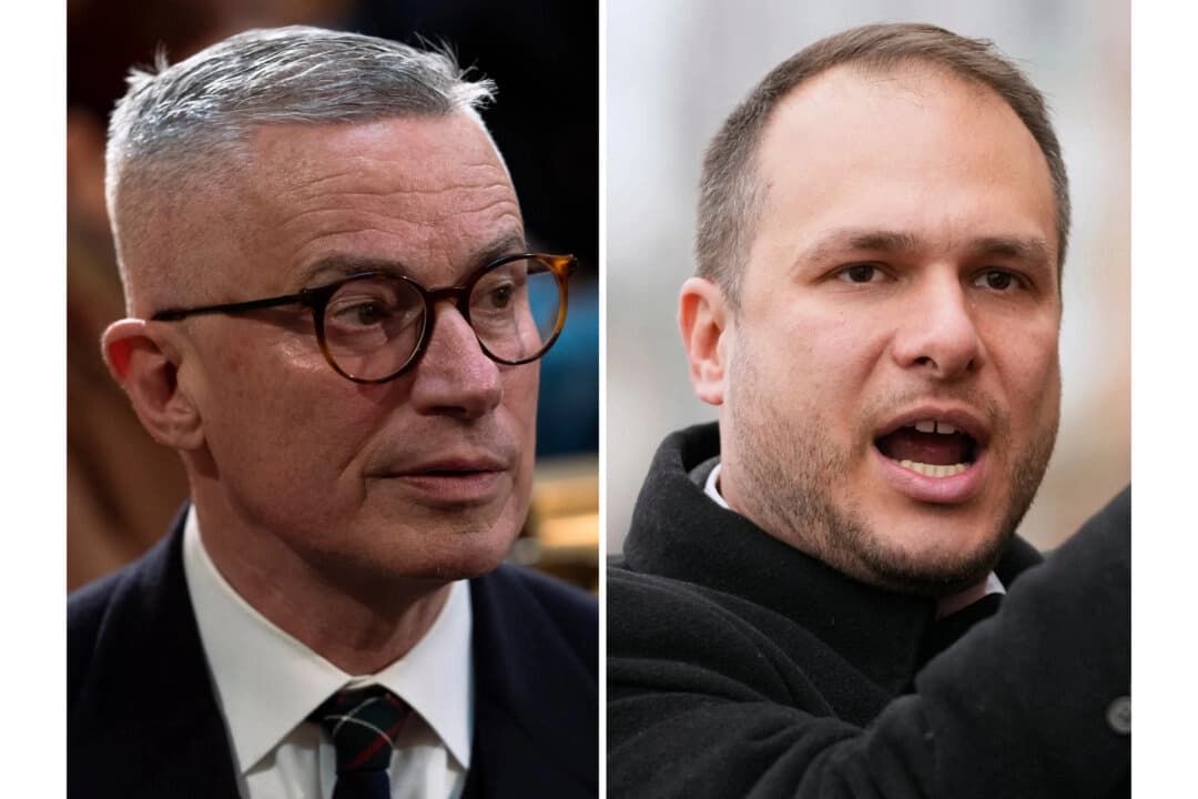 (Izquierda) Jim McGreevey, en Trenton, Nueva Jersey, el 10 de enero de 2023. (Derecha) James Solomon en Jersey City, Nueva Jersey, el 25 de noviembre de 2025. (Matt Rourke, Frank Franklin II/Foto AP)