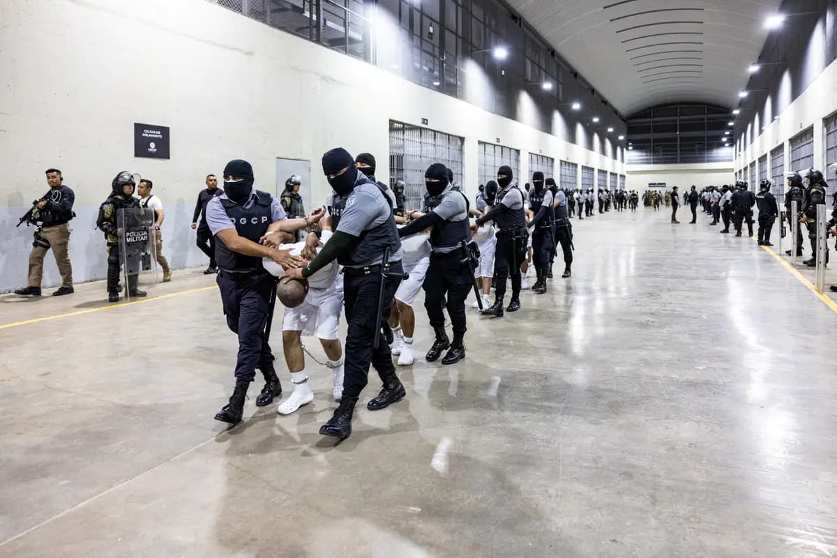 <em>Guardias de prisiones salvadoreños escoltan a presuntos miembros de la banda venezolana Tren de Aragua y de la banda MS-13, deportados por el gobierno de Estados Unidos para ser encarcelados en el Centro de Confinamiento de Terroristas (CECOT), en Tecoluca, El Salvador, el 12 de abril de 2025. (Secretaria de Prensa de la Presidencia/Handout vía REUTERS/Foto de archivo)</em>