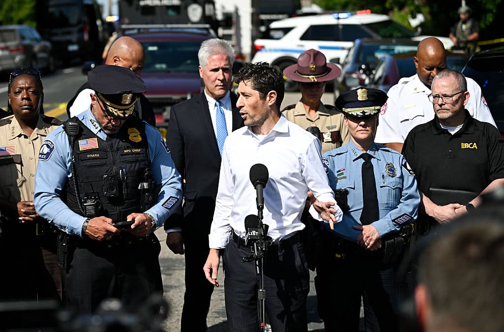 El alcalde de Minneapolis, Jacob Frey (C), habla con los medios tras un tiroteo masivo en la Escuela Católica Annunciation, el 27 de agosto de 2025 en Minneapolis, Minnesota. (Foto de Stephen Maturen/Getty Images)
