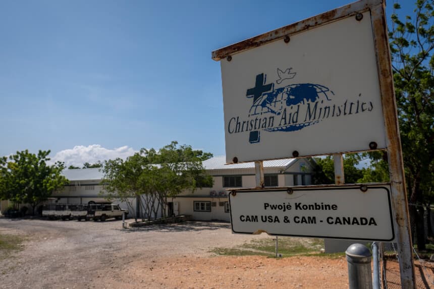 Un cartel frente a las oficinas de Christian Aid Ministries en Titanyen, Haití, el 22 de octubre de 2021. (RICARDO ARDUENGO/AFP vía Getty Images)