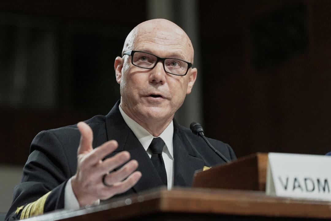 El almirante Frank M. Bradley testifica durante una audiencia del Comité de Servicios Armados del Senado para examinar su nominación como almirante y comandante del Comando de Operaciones Especiales de los Estados Unidos, en el Capitolio de Washington, el 22 de julio de 2025. (Mariam Zuhaib/AP Photo)