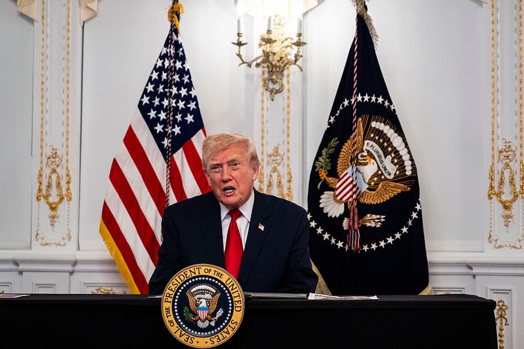 El presidente Donald Trump participa en una llamada con miembros del ejército estadounidense desde su club Mar-a-Lago en Florida el Día de Acción de Gracias, el 27 de noviembre de 2025, en Palm Beach, Florida. (Foto de Pete Marovich/Getty Images)