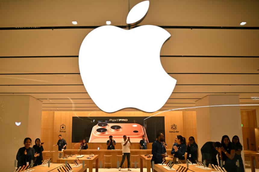 Los empleados de Apple dan la bienvenida a los clientes al nuevo iPhone 17 en Apple Hebbal, en Bangalore, el 19 de septiembre de 2025. (IDREES MOHAMMED/AFP vía Getty Images)