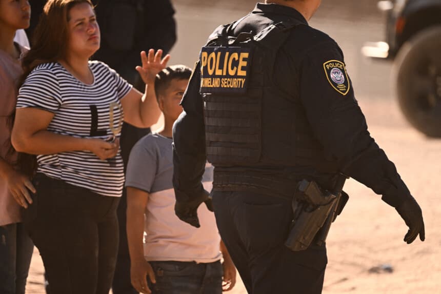 Migrantes con niños suben a las furgonetas de la Patrulla Fronteriza después de esperar junto al muro fronterizo para entregarse a los agentes de Aduanas y Protección Fronteriza (CBP) de EE. UU. para que tramiten sus solicitudes de inmigración y asilo tras cruzar el río Grande hacia Estados Unidos en la frontera entre EE. UU. y México, en El Paso, Texas, el 11 de mayo de 2023. (Foto de PATRICK T. FALLON/AFP a través de Getty Images)