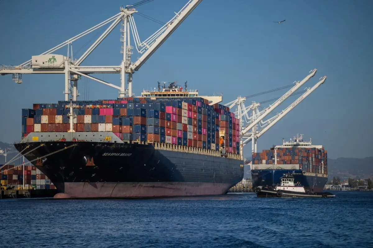 Un buque de carga repleto de contenedores en el puerto de Oakland, California, el 4 de agosto de 2025. (Carlos Barria/Reuters)