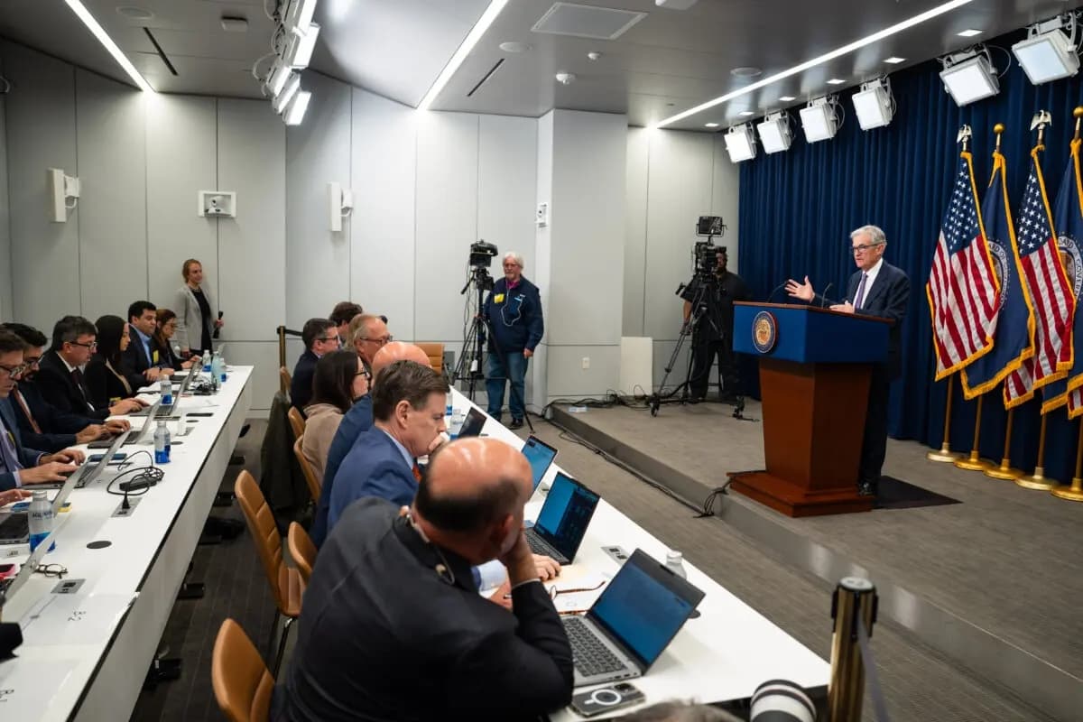 El presidente de la Reserva Federal, Jerome Powell, habla en una conferencia de prensa tras la reunión del Comité Federal de Mercado Abierto en Washington el 29 de octubre de 2025. (Madalina Kilroy/The Epoch Times)