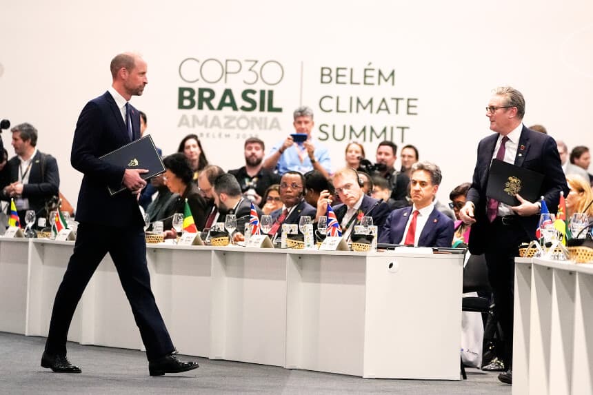El príncipe Guillermo de Inglaterra, príncipe de Gales, con el primer ministro británico Keir Starmer durante la conferencia climática COP30 de la ONU el 6 de noviembre de 2025, en Belém, estado de Pará, Brasil. (Foto de Aaron Chown - WPA Pool/Getty Images)