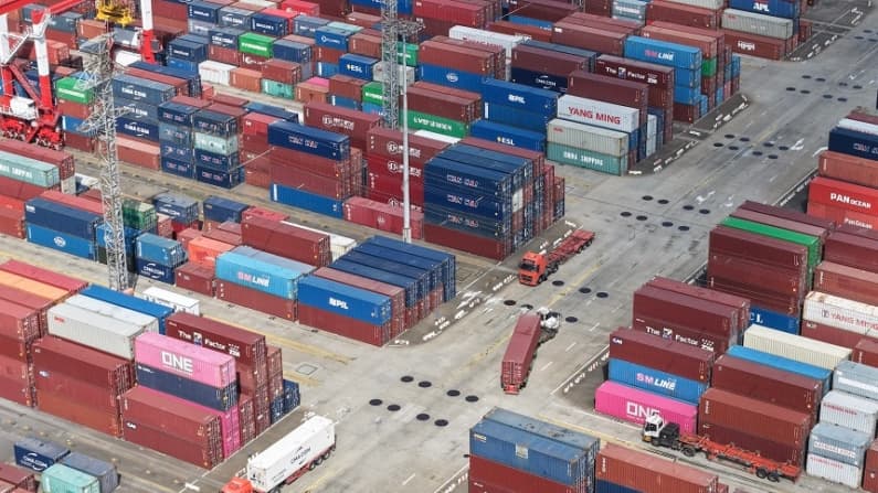 Superávit comercial de China alcanza récord de 1 billón de dólares en 11 meses