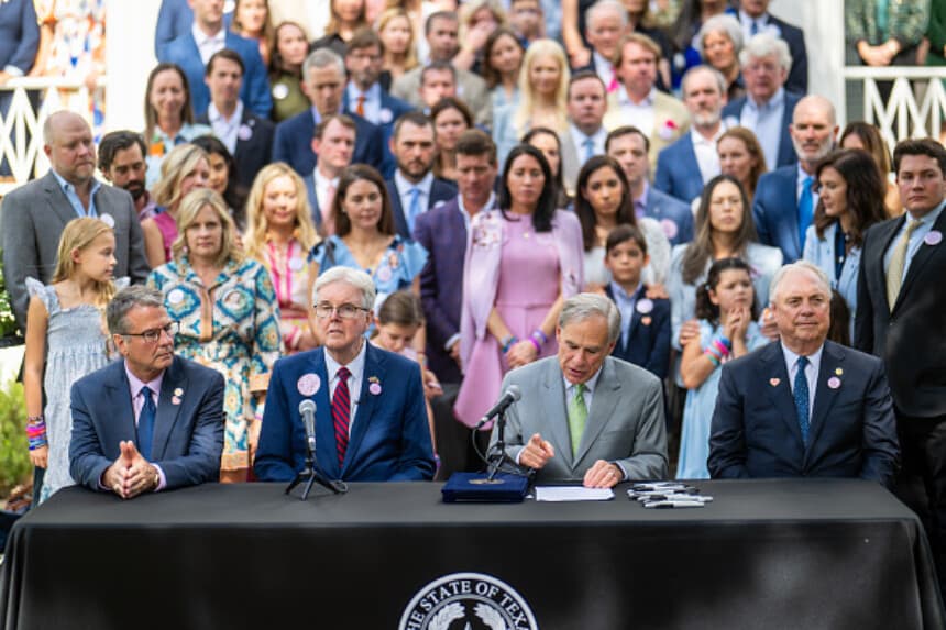 El gobernador Greg Abbott firma un proyecto de ley junto a (de izquierda a derecha) el senador Charles Perry, el vicegobernador Dan Patrick y el representante Drew Darby durante una ceremonia de firma de proyectos de ley en la mansión del gobernador el 5 de septiembre de 2025 en Austin, Texas.(Foto de Brandon Bell/Getty Images).