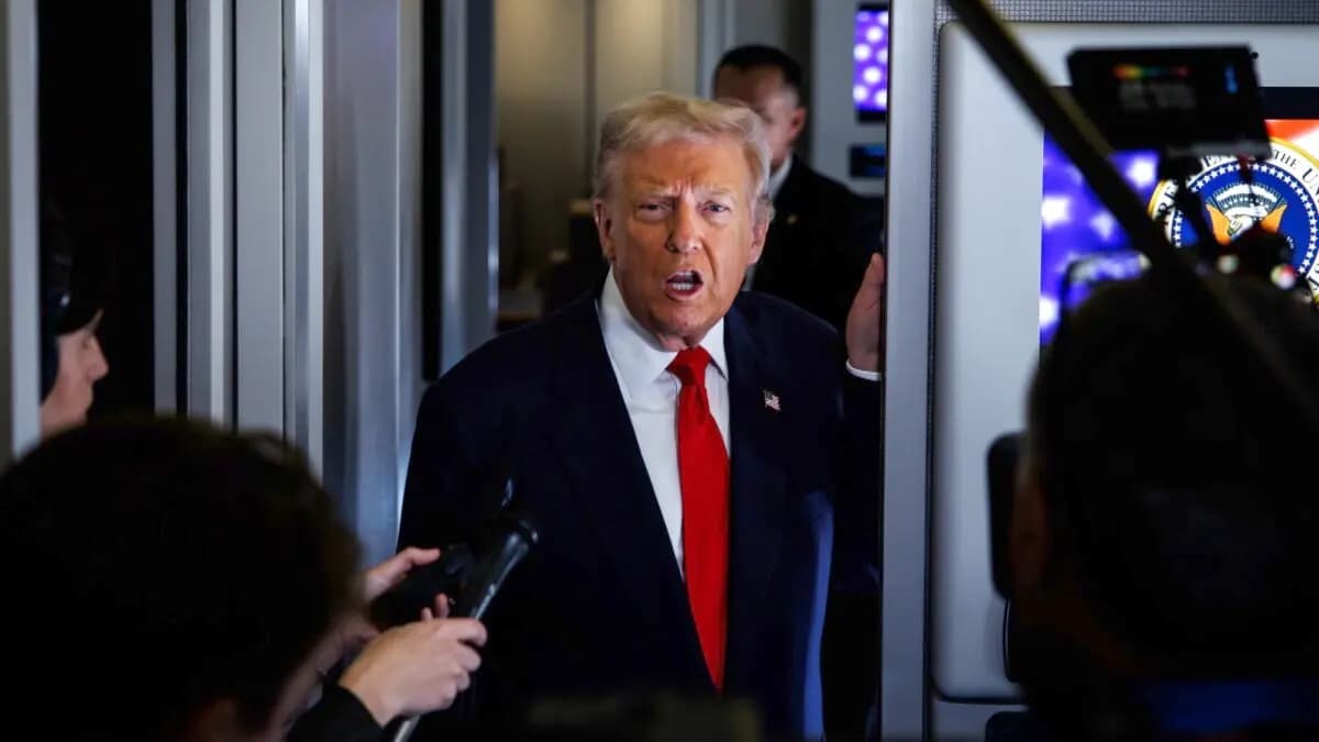 El presidente de Estados Unidos, Donald Trump, habla con los medios de comunicación a bordo del Air Force One en la Base Conjunta Andrews, Maryland, el 31 de octubre de 2025. (Samuel Corum/Getty Images)
