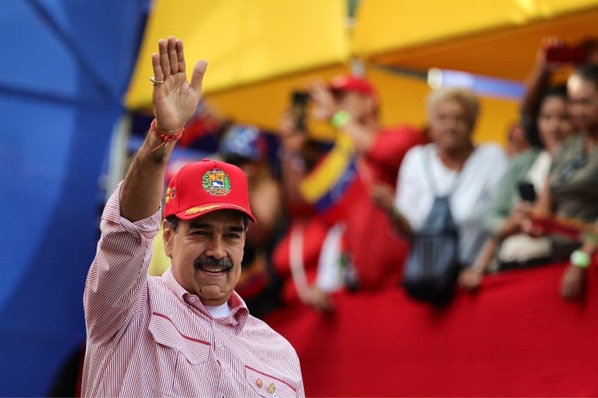 Nicolás Maduro de Venezuela saluda a sus seguidores durante una protesta en su apoyo el 1 de diciembre de 2025 en Caracas, Venezuela. (Jesús Vargas/Getty Images)