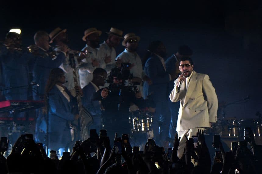 El artista puertorriqueño Bad Bunny actúa durante su gira mundial «Debi tirar mas fotos» en San José, Costa Rica, el 5 de diciembre de 2025. (EZEQUIEL BECERRA / AFP a través de Getty Images)