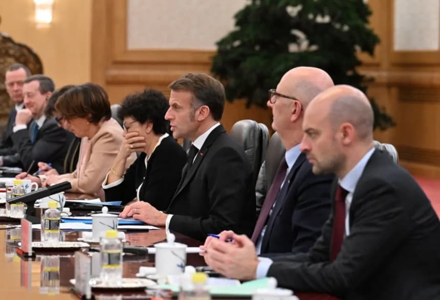 El presidente francés, Emmanuel Macron (centro), habla con el líder chino, Xi Jinping (por fuera de la imagen), durante una reunión en Beijing, el 4 de diciembre de 2025. (Adek Berry-Pool/Getty Images)