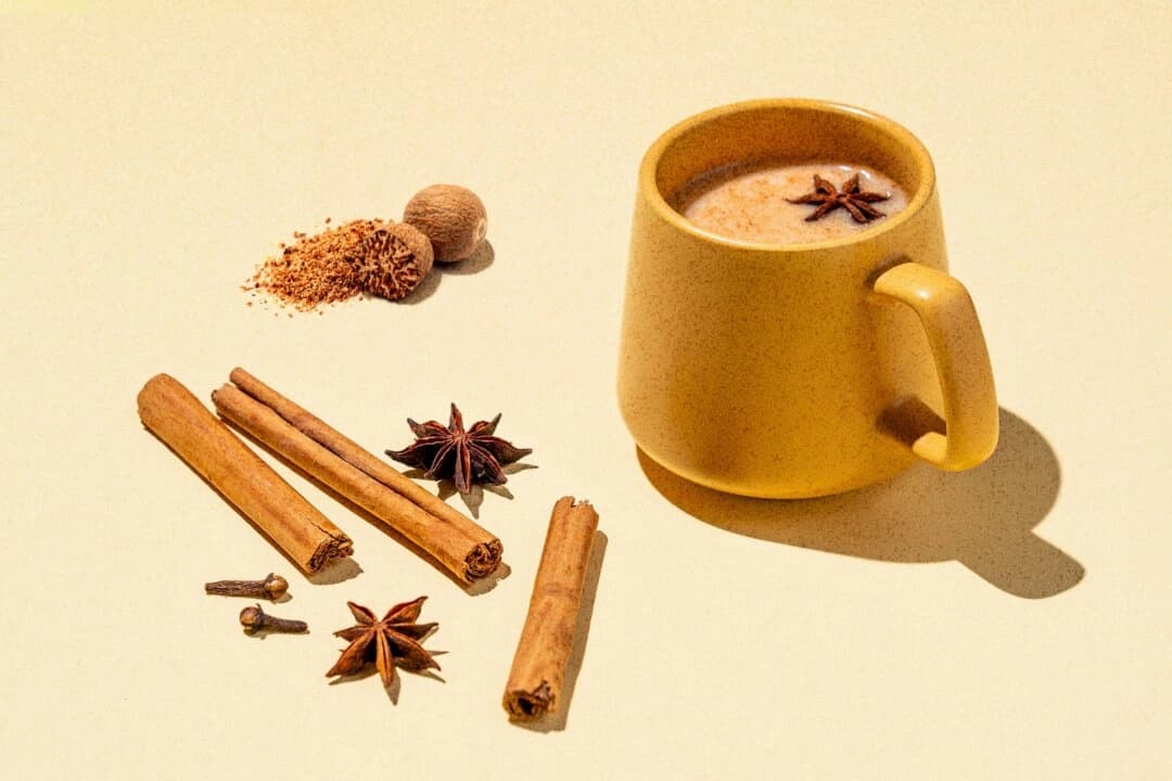 Leche casera mezclada con especias de invierno (Olga Buntovskikh/Shutterstock)