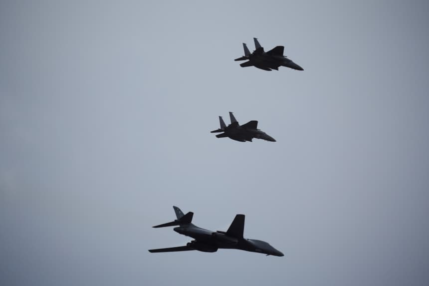 SEONGNAM, COREA DEL SUR – 1 DE OCTUBRE: Un bombardero B1 de la Fuerza Aérea de EE. UU. vuela junto a aviones de combate F-15K de la Fuerza Aérea de Corea del Sur durante una celebración para conmemorar el 76.º Día de las Fuerzas Armadas de Corea del Sur el 1 de octubre de 2024 en Seongnam, Corea del Sur. (Kim Hong-Ji - Pool/Getty Images)
