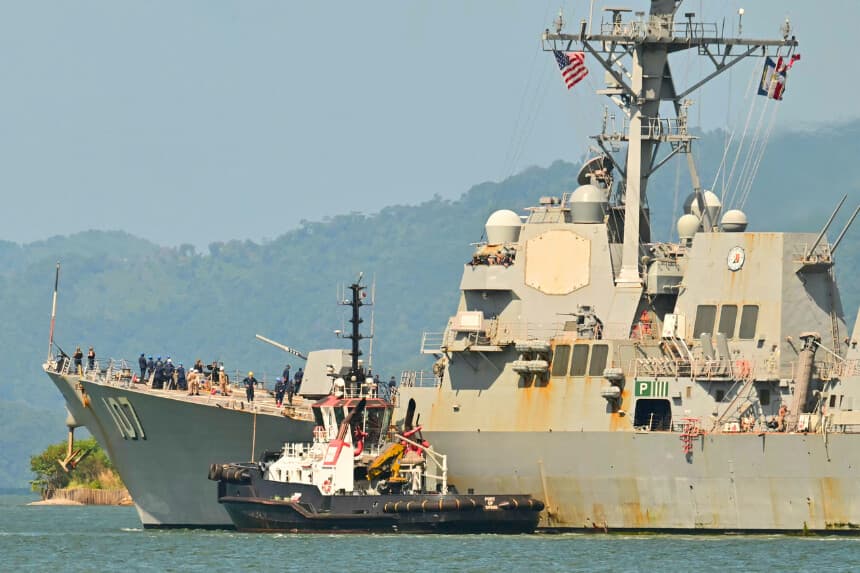 El USS Gravely, un buque de guerra de la Armada de los Estados Unidos, zarpa del puerto de Puerto España el 30 de octubre de 2025. (Foto de MARTIN BERNETTI / AFP a través de Getty Images)
