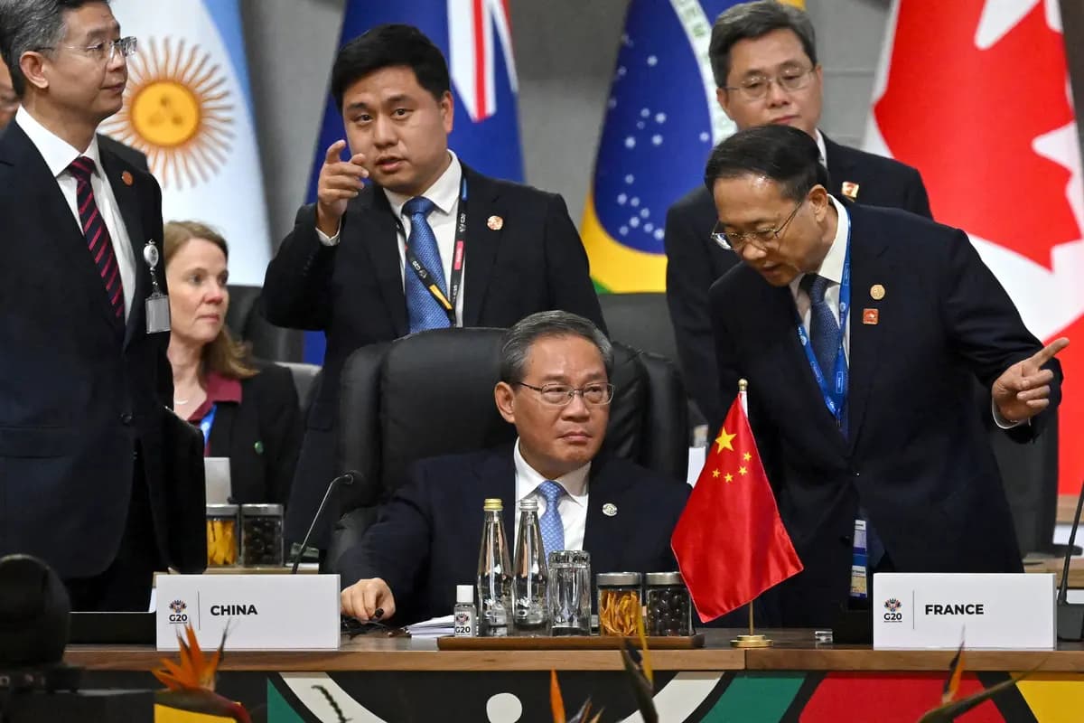 El primer ministro chino, Li Qiang (C), asiste a una sesión plenaria de la Cumbre de Líderes del G20 en el Nasrec Expo Centre de Johannesburgo el 22 de noviembre de 2025. (Leon Neal / POOL / AFP a través de Getty Images).