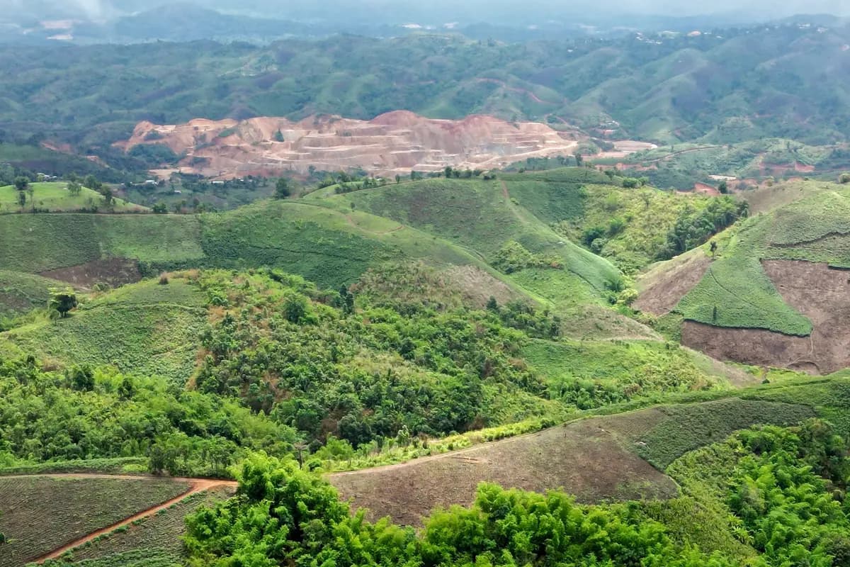 Esta fotografía aérea tomada el 25 de mayo de 2025 muestra una mina en Myanmar, vista desde la provincia de Chiang Rai, en el norte de Tailandia. (Manan Vatsyayana/AFP vía Getty Images).