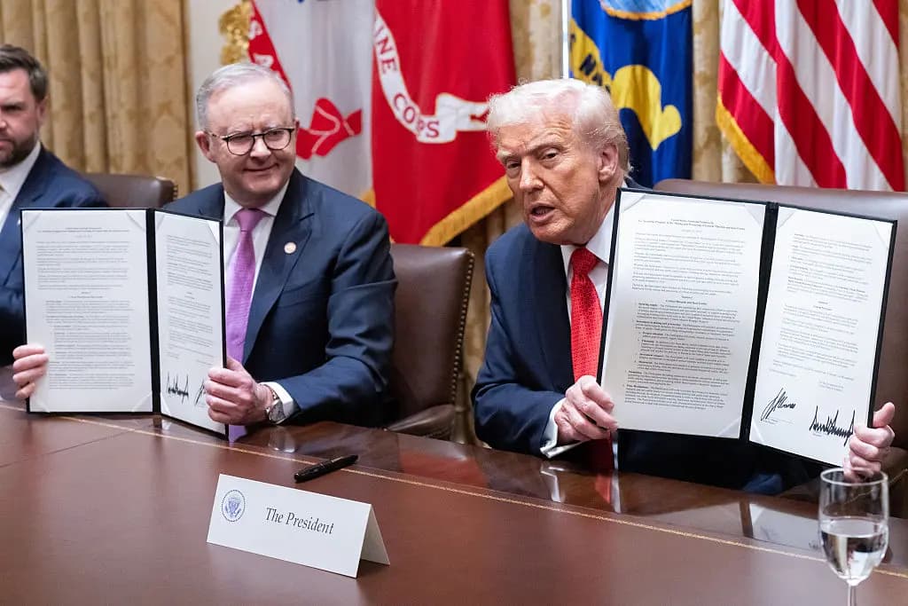 El presidente de Estados Unidos, Donald Trump (derecha), y el primer ministro de Australia, Anthony Albanese, muestran un acuerdo sobre minerales críticos que firmaron en la Sala del Gabinete de la Casa Blanca en Washington D. C., el 20 de octubre de 2025. (Saul Loeb/AFP a través de Getty Images).