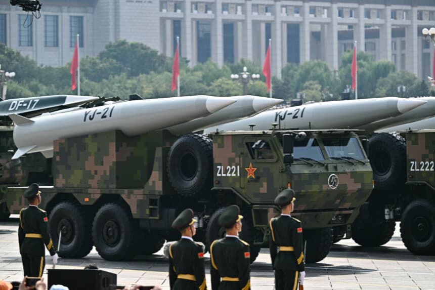Misiles balísticos hipersónicos antibuque YJ-21 durante un desfile militar con motivo del 80.º aniversario de la victoria sobre Japón y el fin de la Segunda Guerra Mundial, en la plaza de Tiananmen de Beijing, el 3 de septiembre de 2025. (PEDRO PARDO/AFP a través de Getty Images)