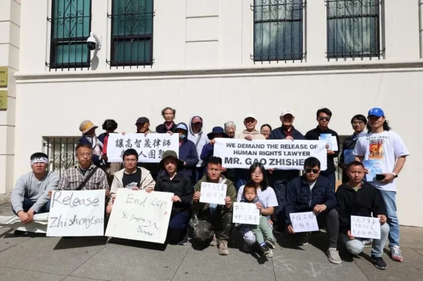 Activistas chinos se manifiestan frente al consulado chino en San Francisco en el 61.º cumpleaños del abogado de derechos humanos desaparecido, Gao Zhisheng. (Crystal Lu/The Epoch Times)