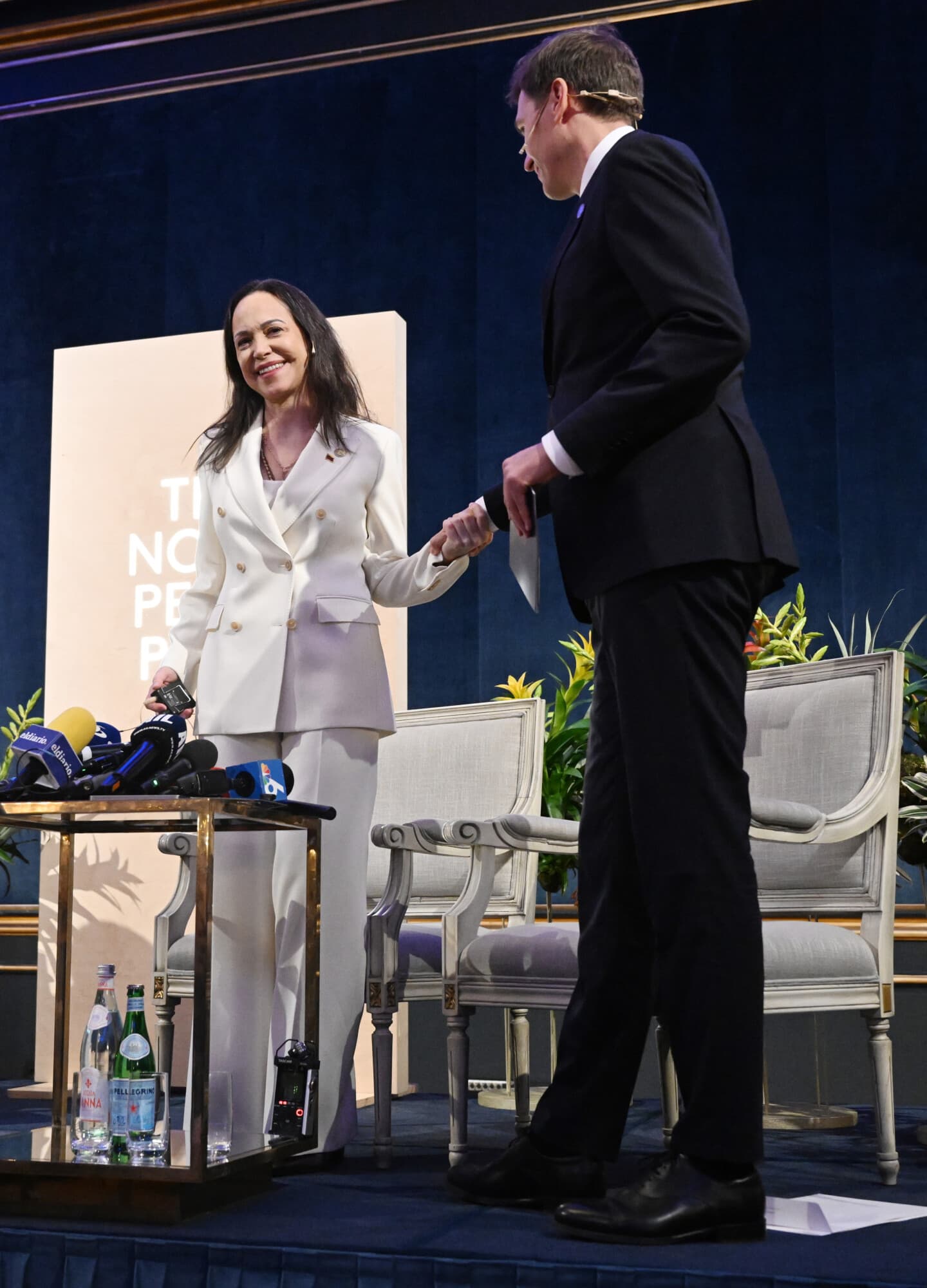 María Corina Machado, figura de la oposición venezolana y ganadora del Premio Nobel de la Paz 2025, y Jorgen Watne Frydnes, presidente del Comité del Premio Nobel de la Paz, asisten a una rueda de prensa el 11 de diciembre de 2025 en Oslo, Noruega. (Rune Hellestad/Getty Images)