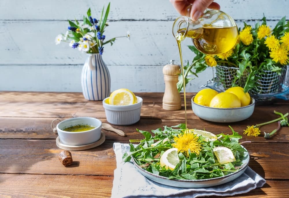 Aunque a menudo se pasa por alto su valor nutricional, los dientes de león son ricos en vitaminas, fibra y muchos otros nutrientes. (Tati Liberta/Shutterstock)