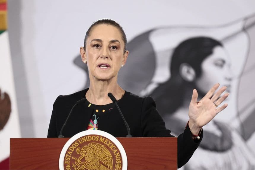 La presidenta de México, Claudia Sheinbaum, habla en una rueda de prensa este jueves, en el Palacio Nacional de Ciudad de México, México. (EFE/ José Méndez)