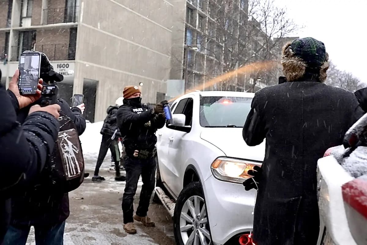 <em>Activistas se enfrentaron a un grupo de agentes de Inmigración y Control de Aduanas en el barrio mayoritariamente somalí de Cedar-Riverside en Minneapolis el 9 de diciembre de 2025. (Foto AP/Mark Vancleave)</em>