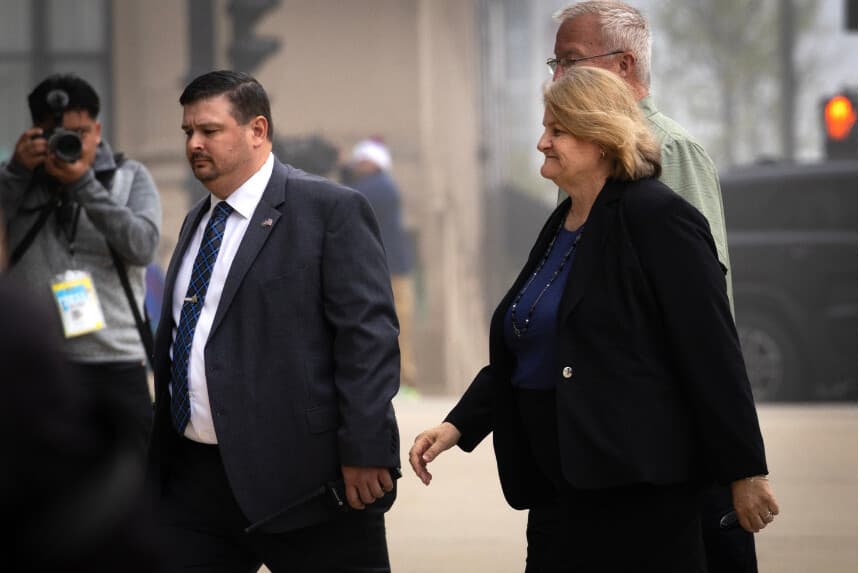 La jueza del circuito del condado de Milwaukee, Hannah Dugan, entra en el Tribunal Federal de Milwaukee el 15 de mayo de 2025 en Milwaukee, Wisconsin. (Scott Olson/Getty Images)