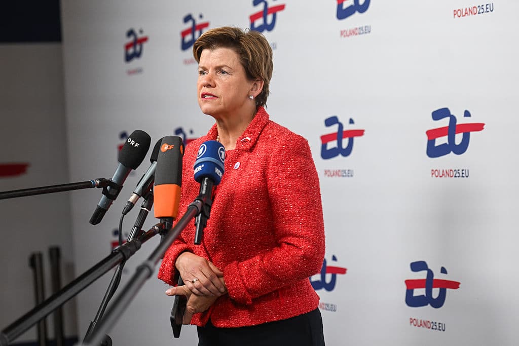 La ministra de Asuntos Exteriores de Letonia, Baiba Braze, habla con la prensa antes de la reunión informal de ministros de Asuntos Exteriores de la UE el 7 de mayo de 2025 en Varsovia, Polonia. (Foto de Omar Marques/Getty Images)