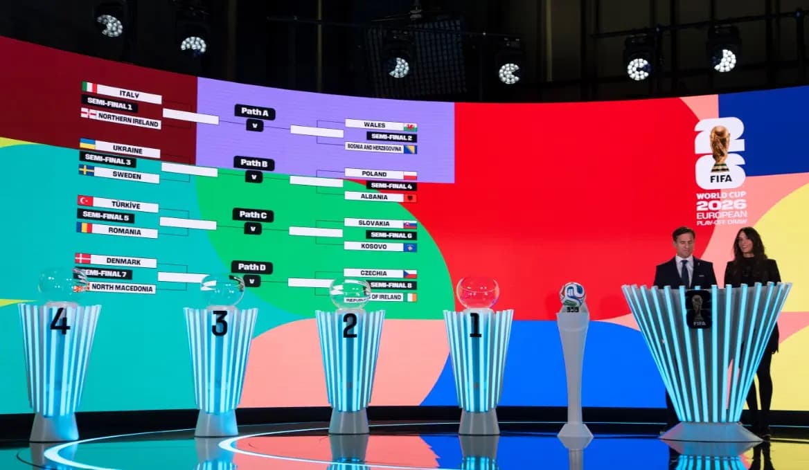 Manolo Zubiria, director del torneo de la Copa Mundial de la FIFA 2026, (izquierda), y la presentadora Melanie Winiger (derecha) durante el sorteo de las eliminatorias de la Copa Mundial de la FIFA 2026 en Zúrich, Suiza, el 20 de noviembre de 2025. (Claudio Thoma/Keystone vía AP)