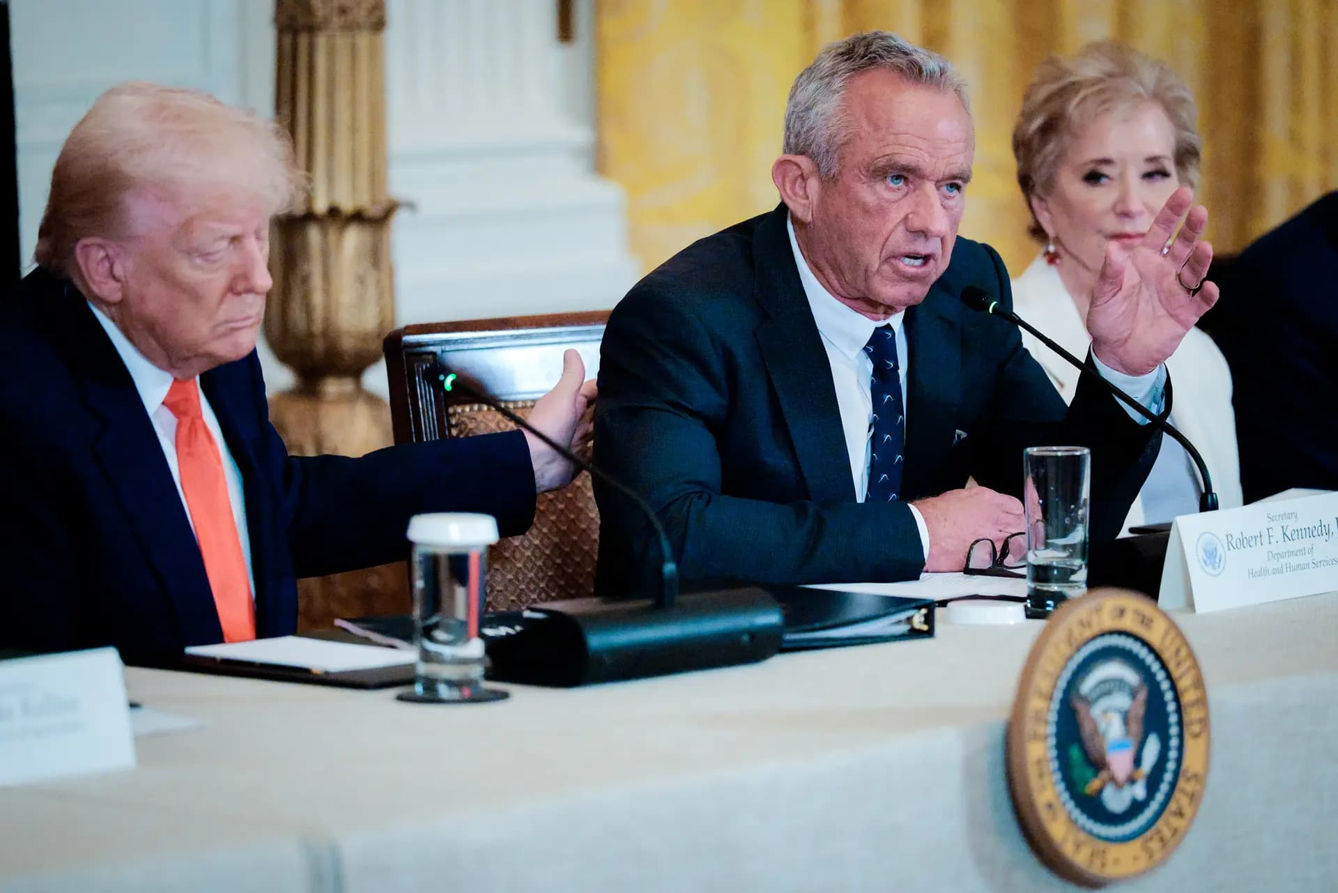 (De izquierda a derecha) El presidente Donald Trump, el secretario de Salud Robert F. Kennedy Jr. y la secretaria de Educación Linda McMahon presentan el informe de la Comisión «Make America Healthy Again» (Hagamos que Estados Unidos vuelva a estar sano) en la Casa Blanca el 22 de mayo de 2025. A principios de este mes, Trump ordenó a Kennedy y al director de los CDC que revisaran las recomendaciones sobre vacunación infantil en otros países desarrollados. Chip Somodevilla/Getty Images