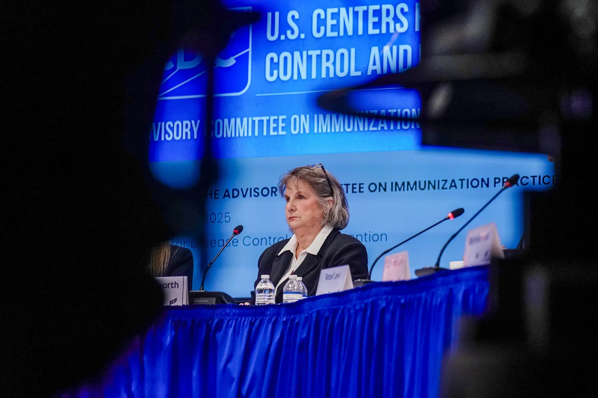 La asesora del CDC, Vicky Pebsworth, escucha durante una reunión del Comité Asesor sobre Prácticas de Inmunización (ACIP) de los Centros para el Control y la Prevención de Enfermedades (CDC) en la sede del CDC en Atlanta, el 4 de diciembre de 2025. Elijah Nouvelage/Getty Images