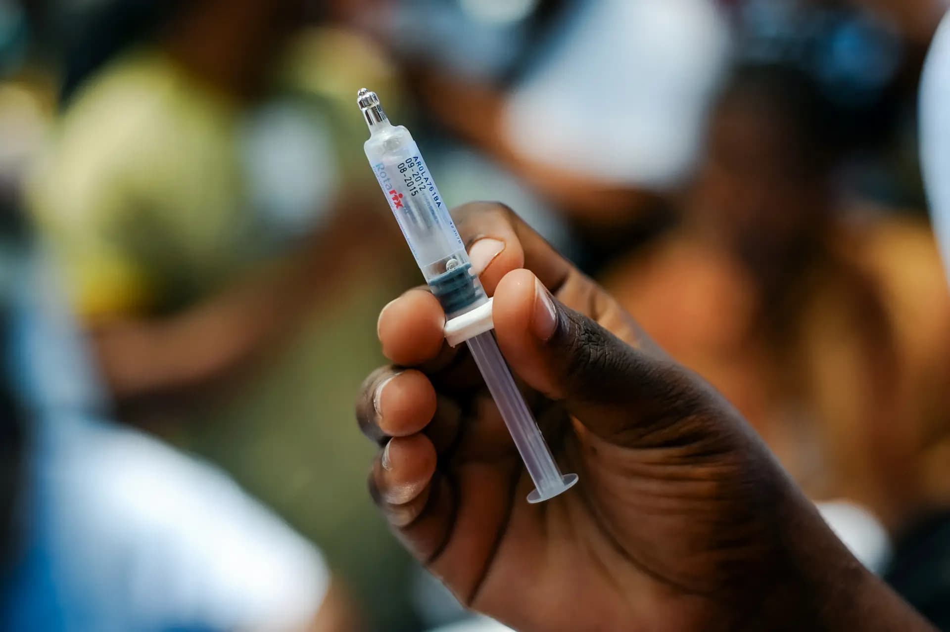 Una enfermera prepara una vacuna contra el rotavirus para un bebé en Puerto Príncipe, Haití, el 29 de abril de 2014. En Estados Unidos, los bebés reciben dos o tres dosis según las directrices de los CDC, una recomendación que podría cambiar bajo la orden de Trump. Héctor Retamal/AFP a través de Getty Images