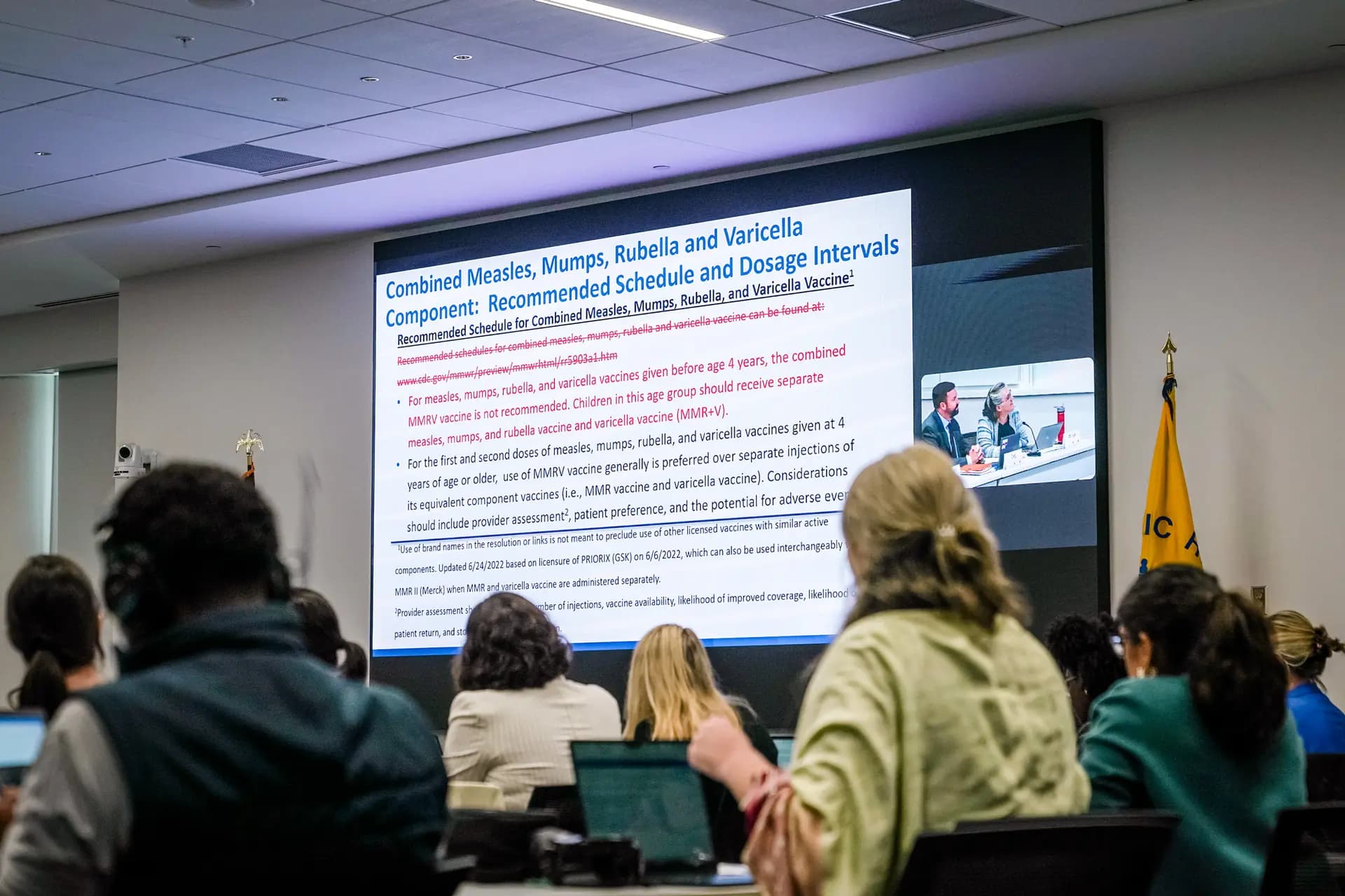 Durante una reunión del Comité Asesor sobre Prácticas de Inmunización celebrada en Atlanta el 18 de septiembre de 2025, se muestra una diapositiva con los cambios propuestos para el calendario de vacunación con la vacuna triple vírica y los intervalos entre dosis. Las dos vacunas contra el sarampión disponibles en Estados Unidos son la triple vírica y la triple vírica combinada con varicela. A principios de este año, los CDC dejaron de recomendar la triple vírica combinada con varicela para los niños más pequeños debido al mayor riesgo de convulsiones febriles. Elijah Nouvelage/Getty Images