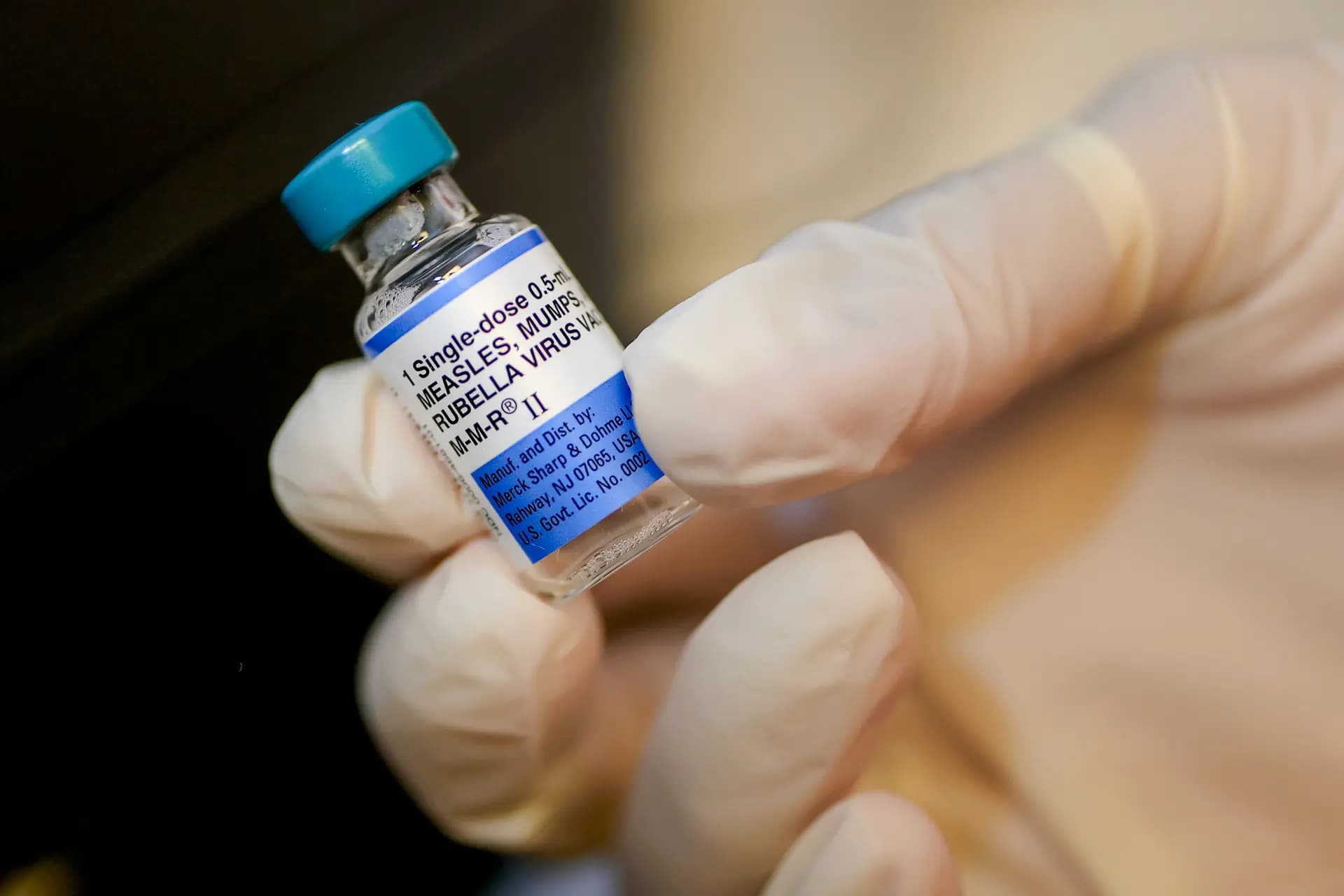 Se prepara un vial de la vacuna triple vírica en una consulta pediátrica de Coral Gables, Florida, el 12 de septiembre de 2025. Joe Raedle/Getty Images