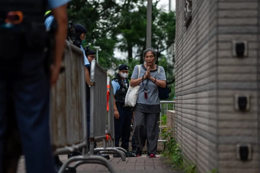 Personas llegan al tribunal de West Kowloon para asistir al juicio del magnate de los medios de comunicación de Hong Kong Jimmy Lai, encarcelado, en Hong Kong, el 28 de agosto de 2025. (Vernon Yuen/AFP a través de Getty Images)