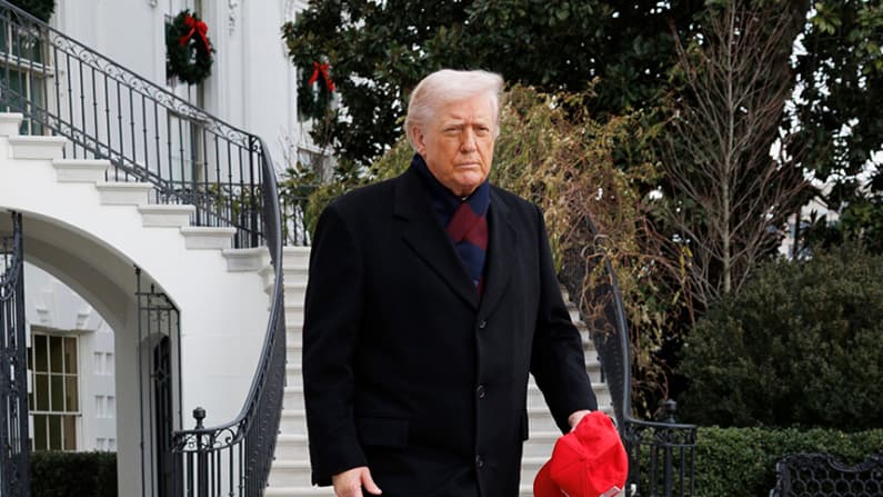 Trump elogia al hombre que desarmó al atacante en Sídney