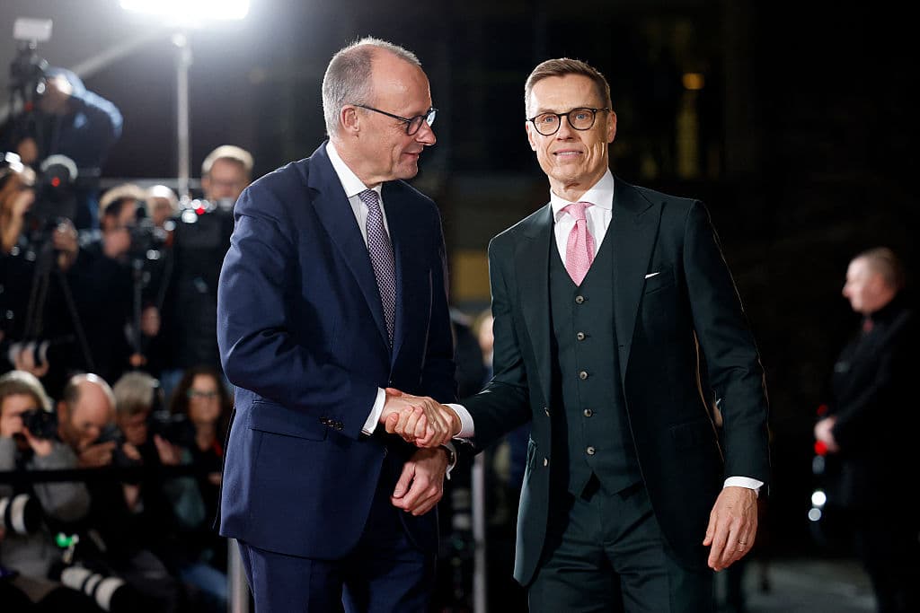 El presidente finlandés, Alexander Stubb (derecha), es recibido por el canciller alemán, Friedrich Merz, en la Cancillería de Berlín el 15 de diciembre de 2025. (Odd ANDERSEN / AFP a través de Getty Images)