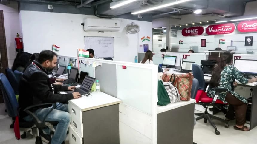 Empleados trabajan en Visawaale, una empresa de tramitación de visados, en Nueva Delhi, India, el 28 de noviembre de 2025. En septiembre, el presidente Donald Trump impuso una tasa de 100,000 dólares a los visados H-1B; en las últimas semanas ha sugerido que los trabajadores H-1B pueden ayudar a formar a los estadounidenses para los puestos de trabajo bien remunerados que espera traer de vuelta a Estados Unidos. (Reuters/Captura de pantalla vía The Epoch Times)